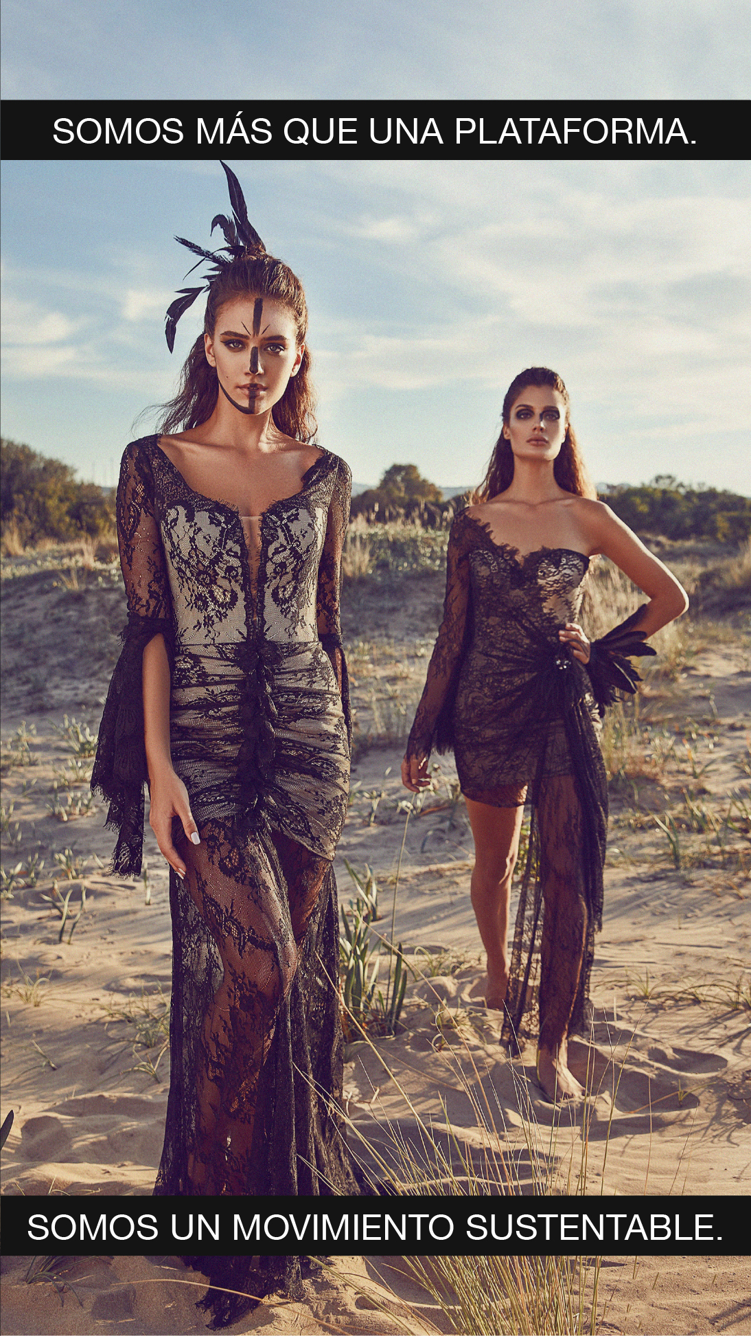 Dos mujeres en el desierto posando vestidos de moda sustentables.
