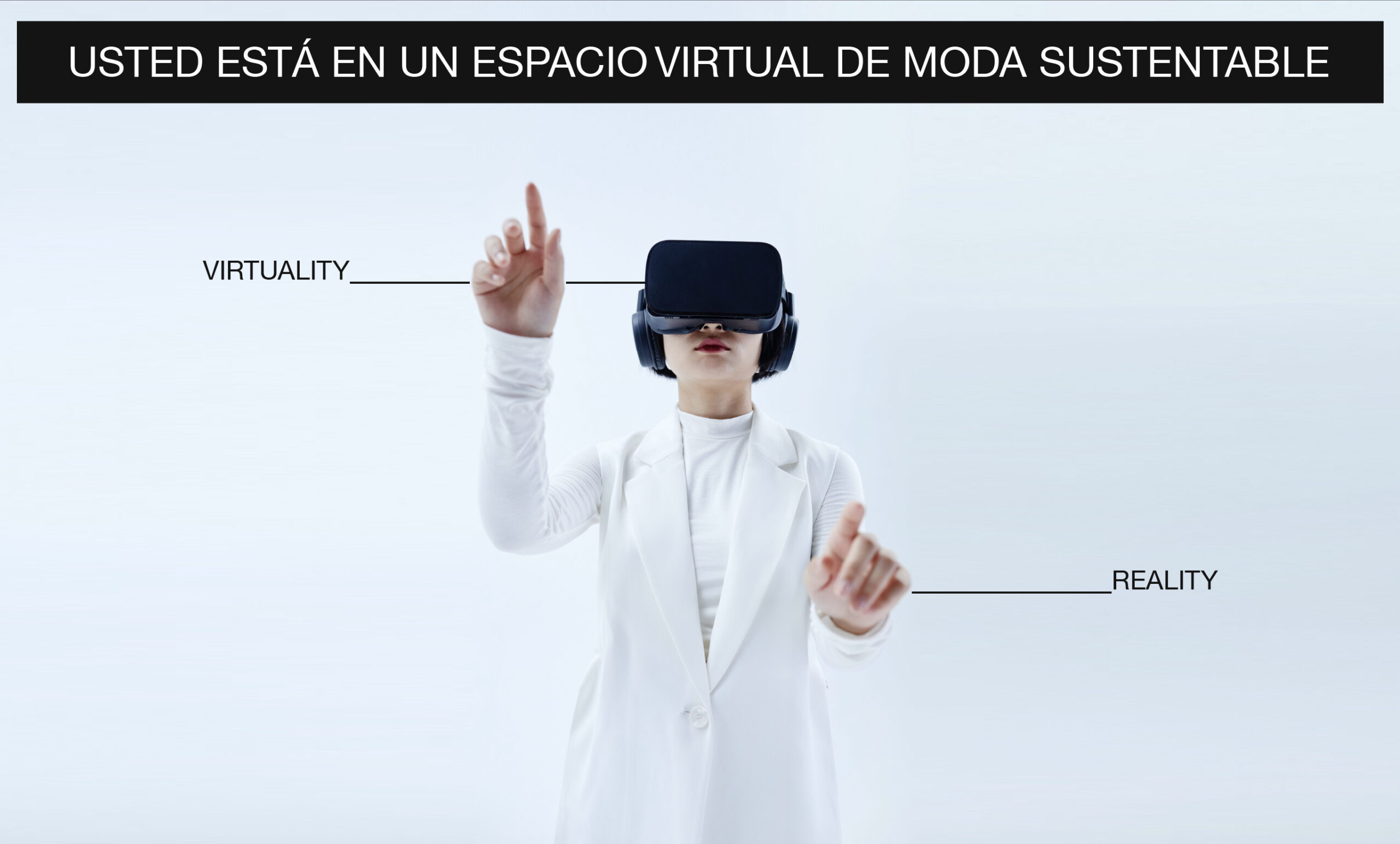 Mujer usando gafas de realidad virtual. Ella viste un saco blanco. Se encuentra interactuando con sus manos en la realidad virtual.